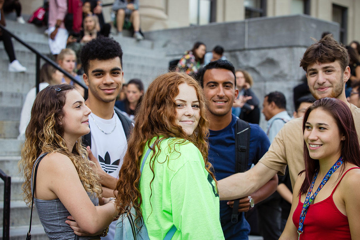 Étudiants sur le campus